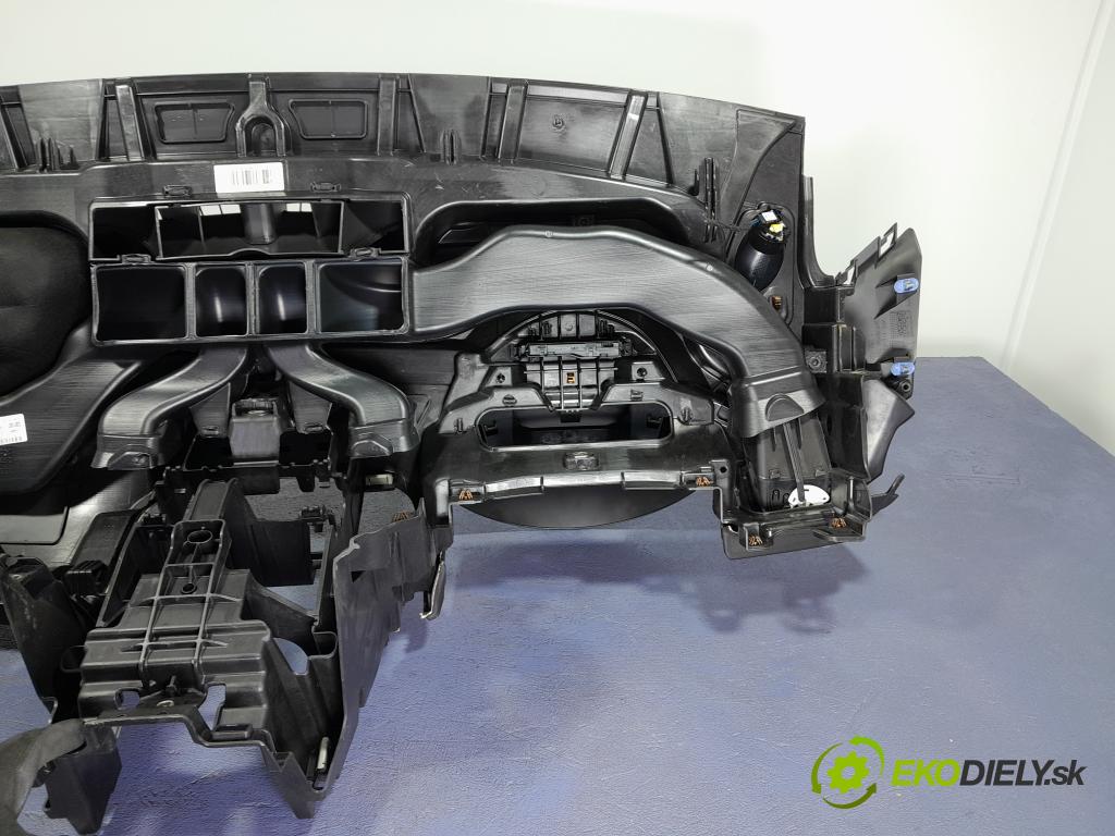 Opel Astra 2013 kokpit,pristrojová doska 01