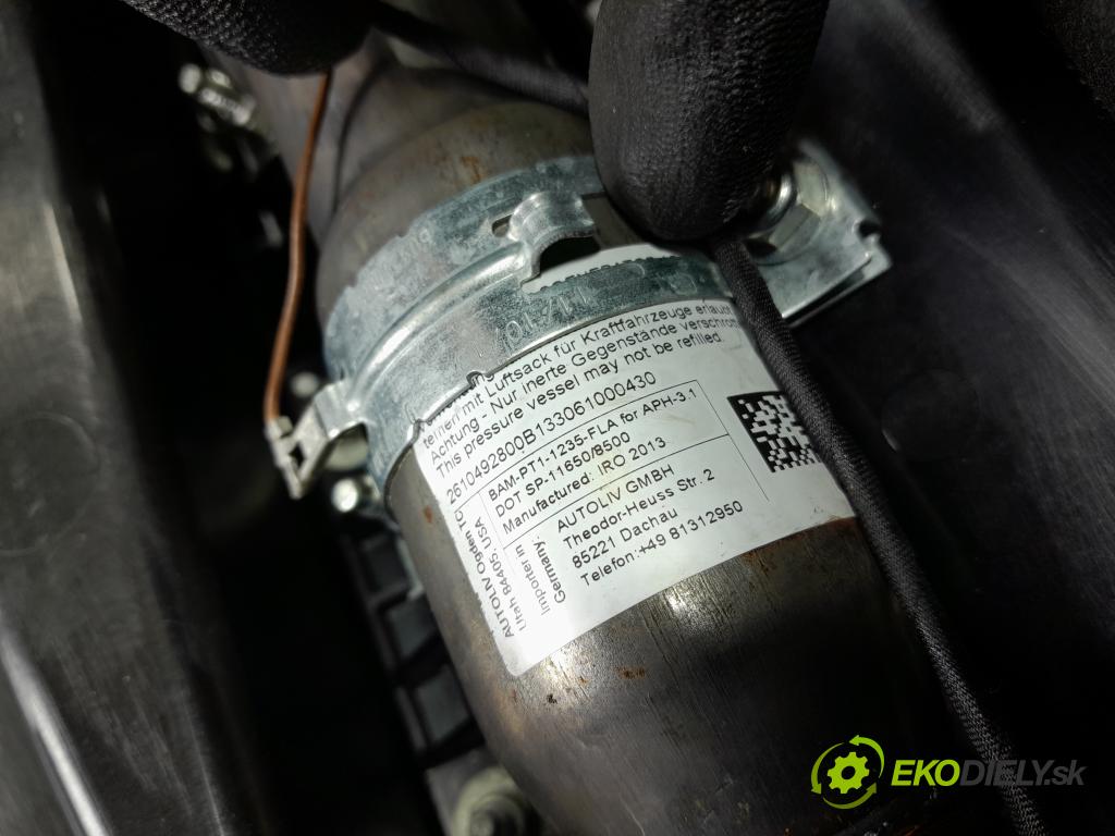 Opel Astra 2013 kokpit,pristrojová doska 01