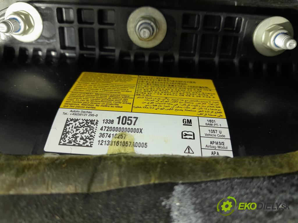 Opel Astra 2013 kokpit,pristrojová doska 01