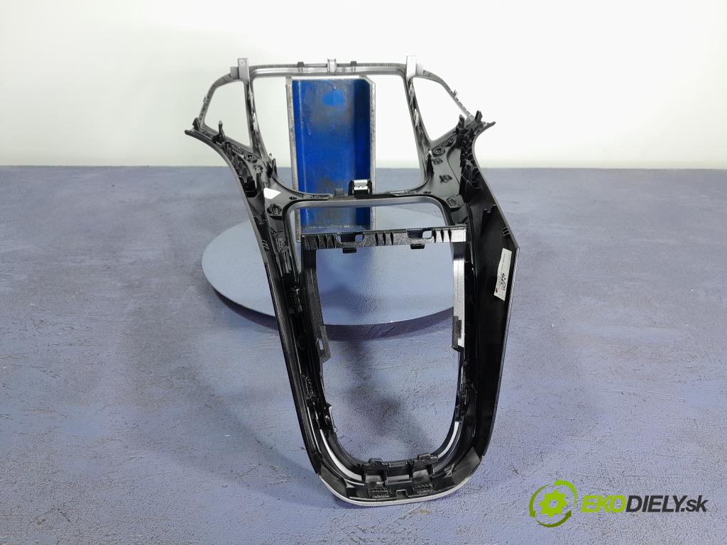 Opel Astra 2013 kryt Plast: Interiéry: 13349237
