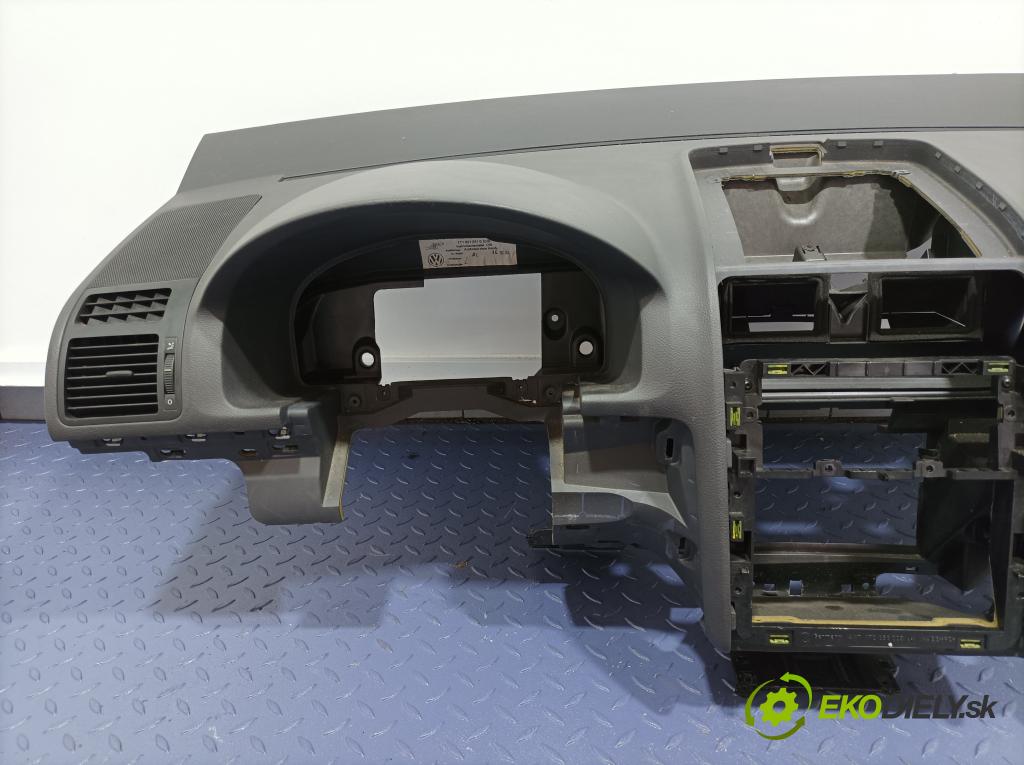 Vw Touran 2004 kokpit,pristrojová doska 01