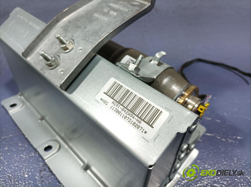 Ford Mondeo 2011 kokpit,pristrojová doska 01