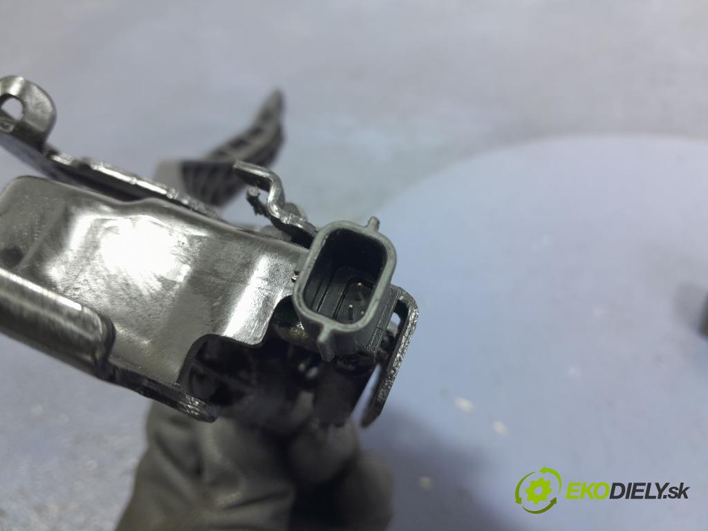 Renault Arkana 2021 zámek masky: 01