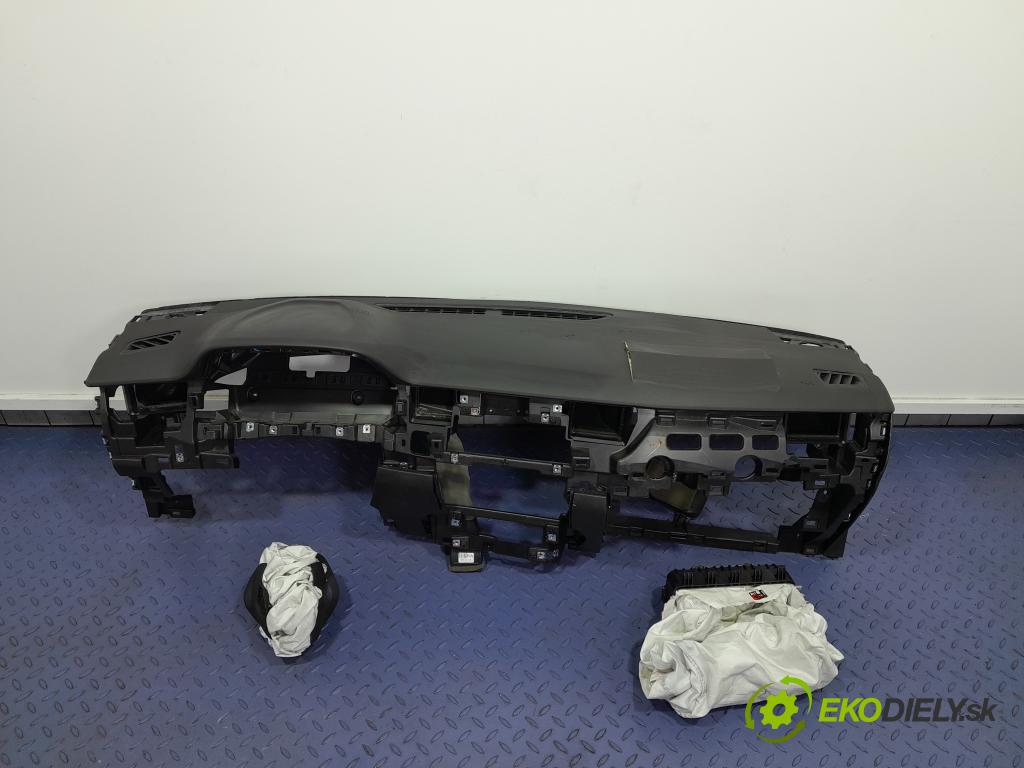 Renault Arkana 2021 kokpit,pristrojová doska 01