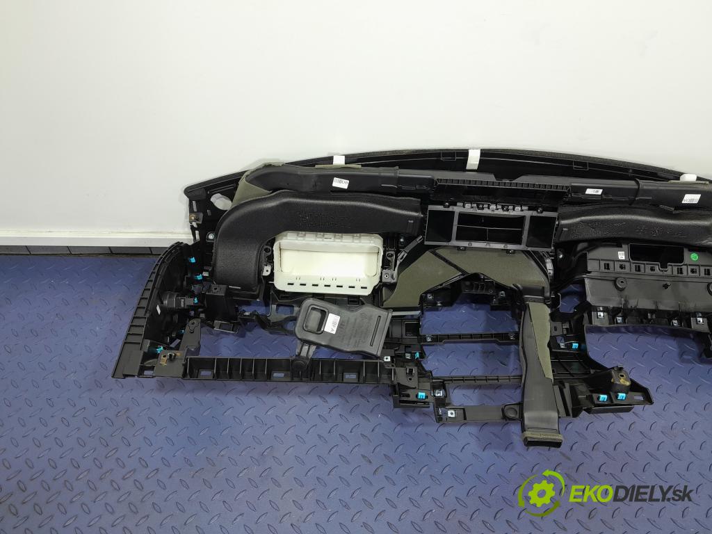 Renault Arkana 2021 kokpit,pristrojová doska 01