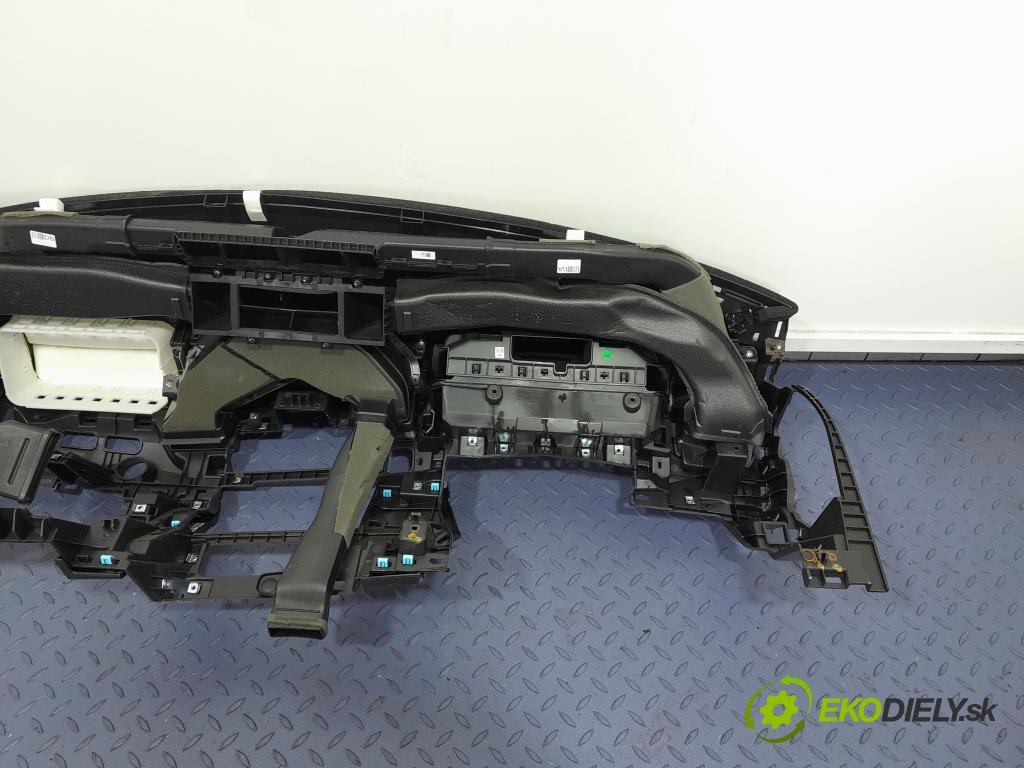 Renault Arkana 2021 kokpit,pristrojová doska 01