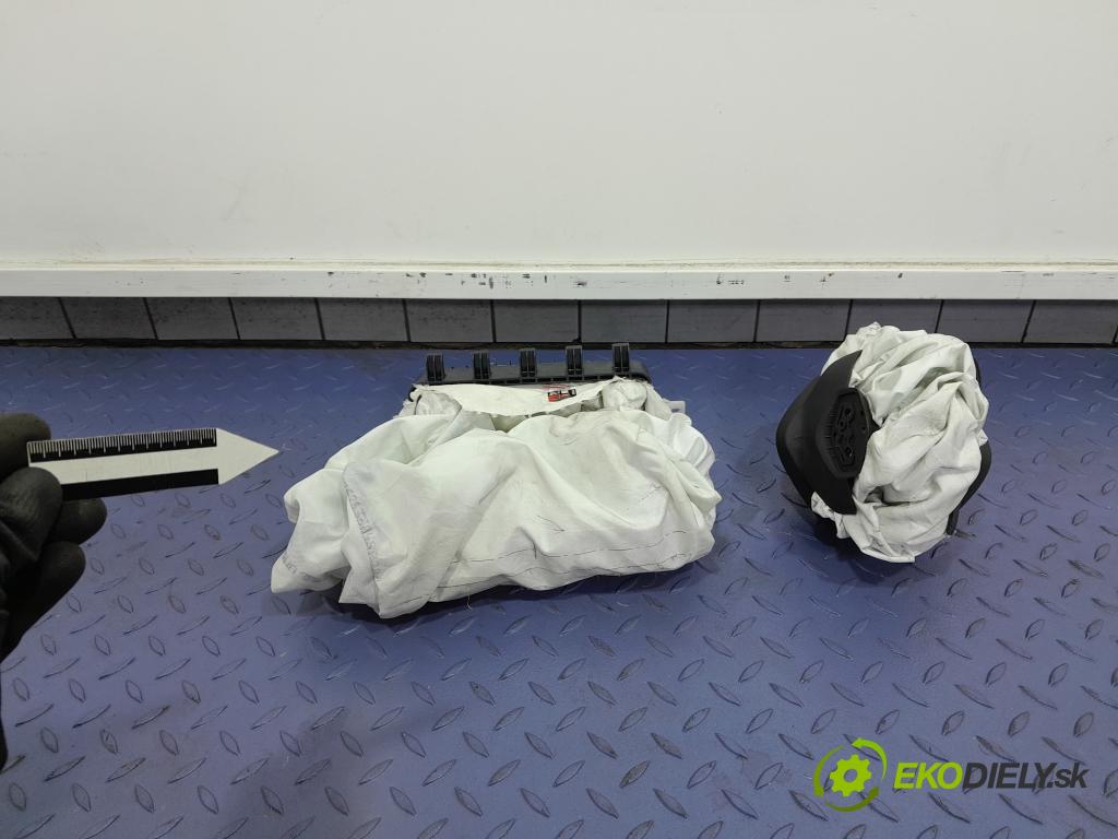 Renault Arkana 2021 kokpit,pristrojová doska 01