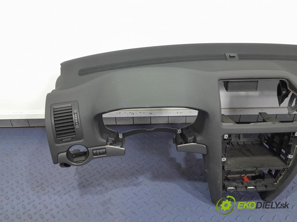 Skoda Octavia 2008 kokpit,pristrojová doska