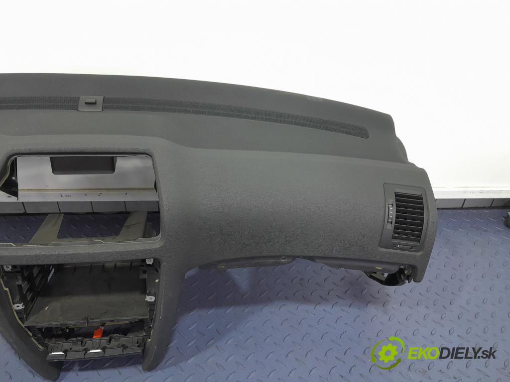 Skoda Octavia 2008 kokpit,pristrojová doska