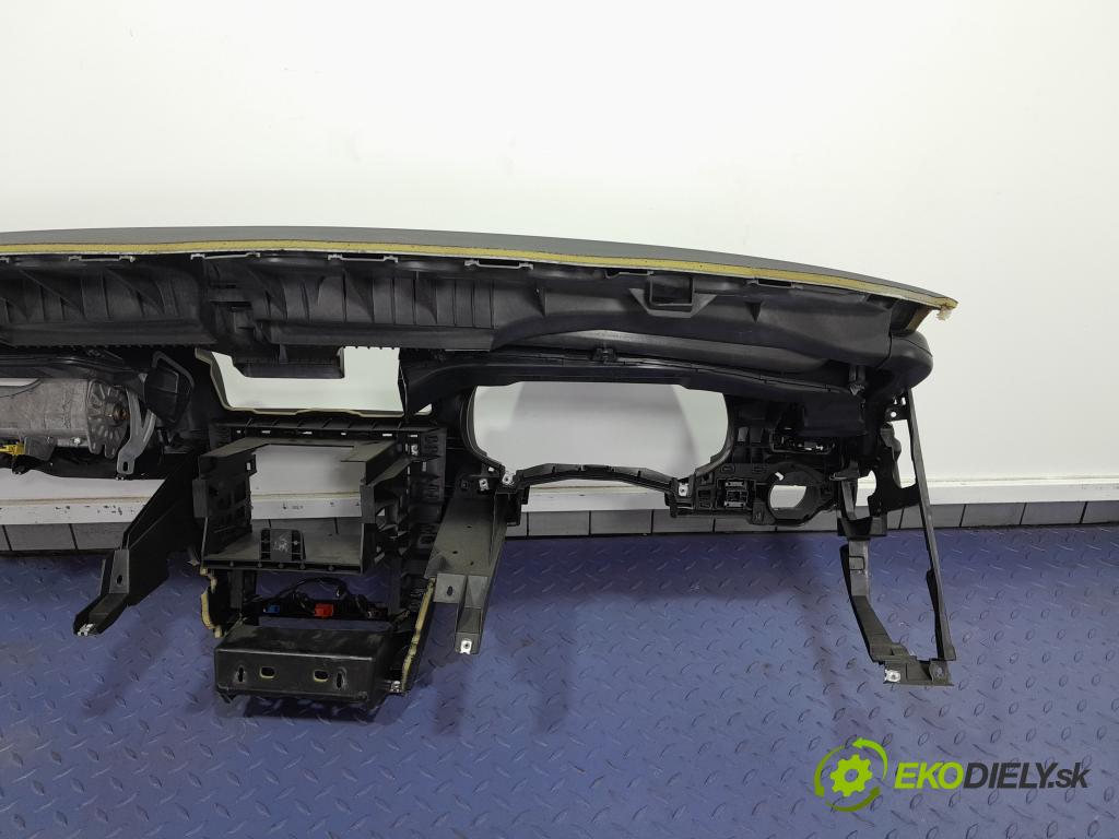 Skoda Octavia 2008 kokpit,pristrojová doska