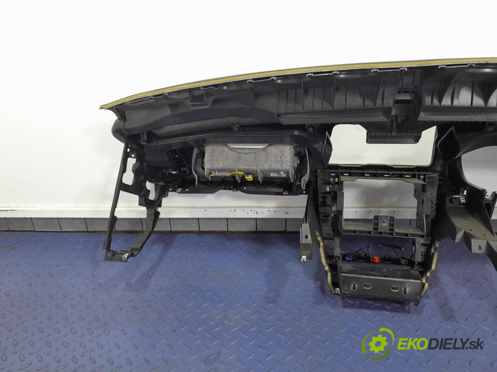 Skoda Octavia 2008 kokpit,pristrojová doska