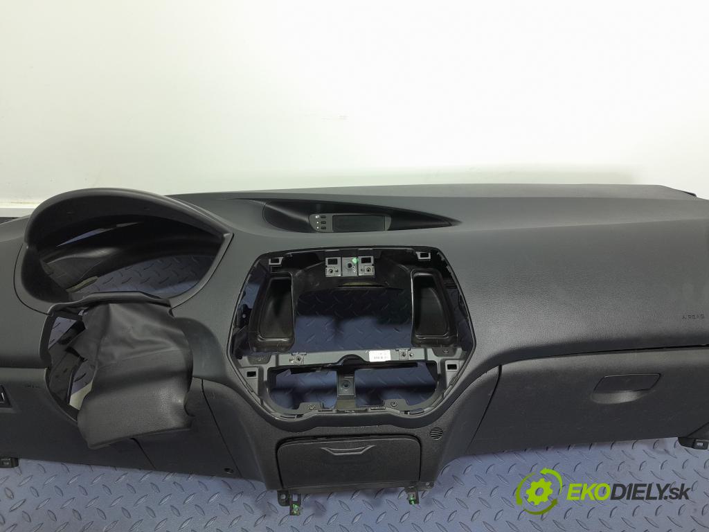 Hyundai I20 2011 kokpit,pristrojová doska 01