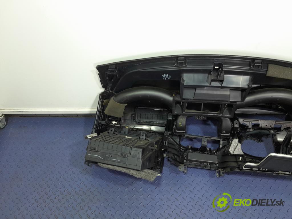 Hyundai I20 2011 kokpit,pristrojová doska 01
