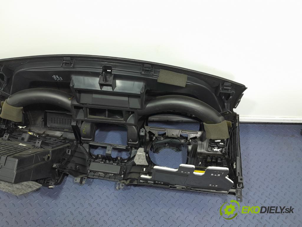 Hyundai I20 2011 kokpit,pristrojová doska 01