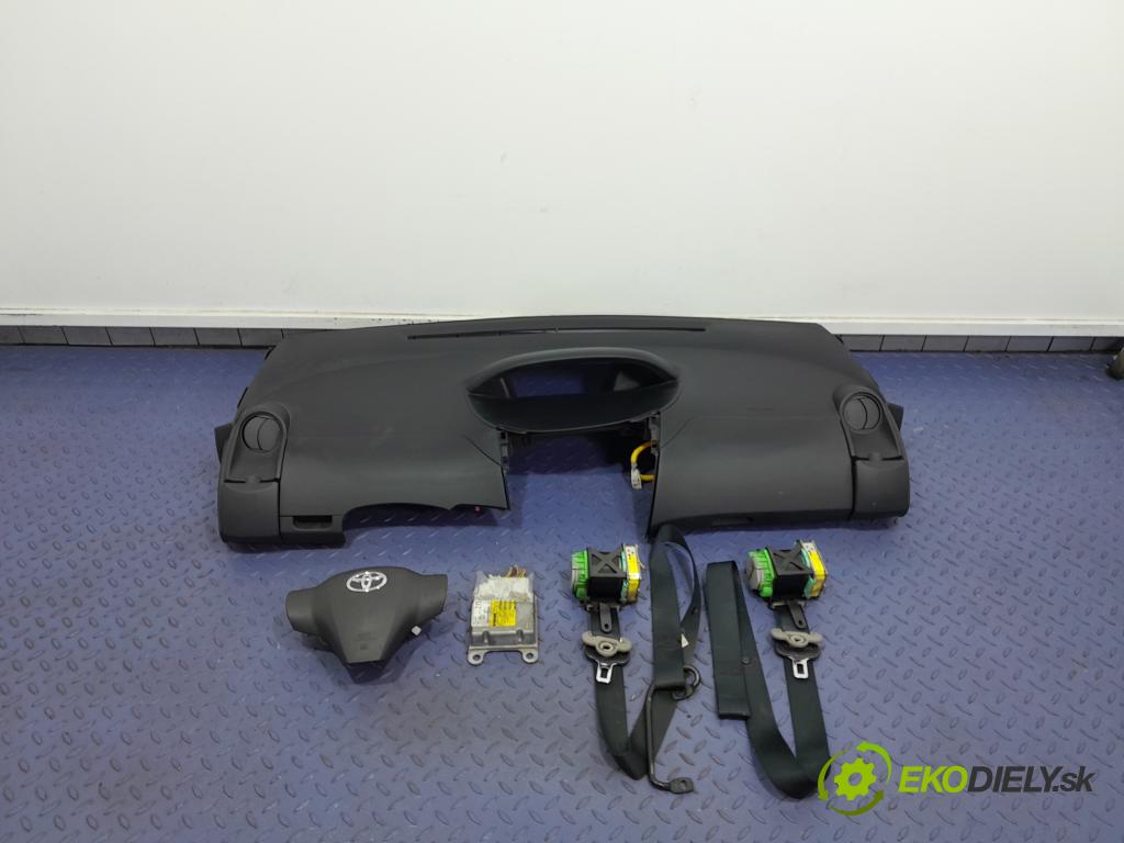Toyota Yaris 2010 kokpit,pristrojová doska 01