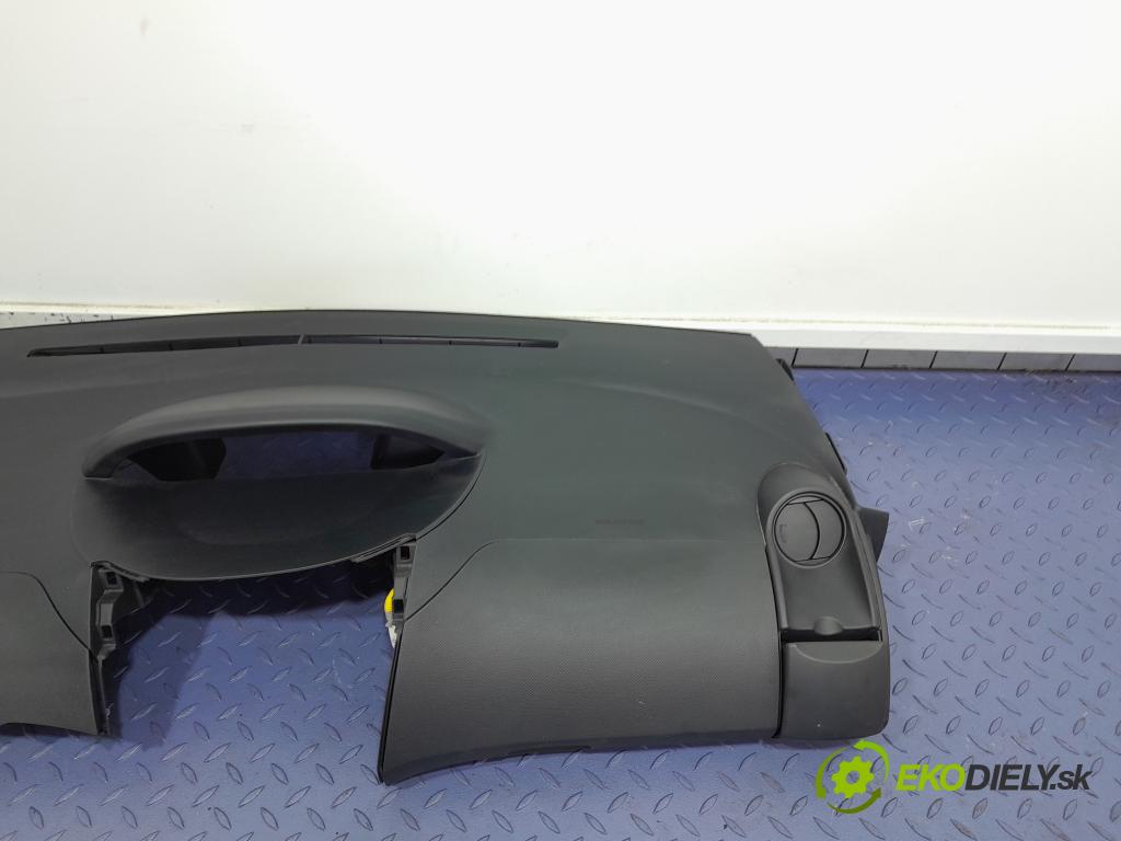 Toyota Yaris 2010 kokpit,pristrojová doska 01