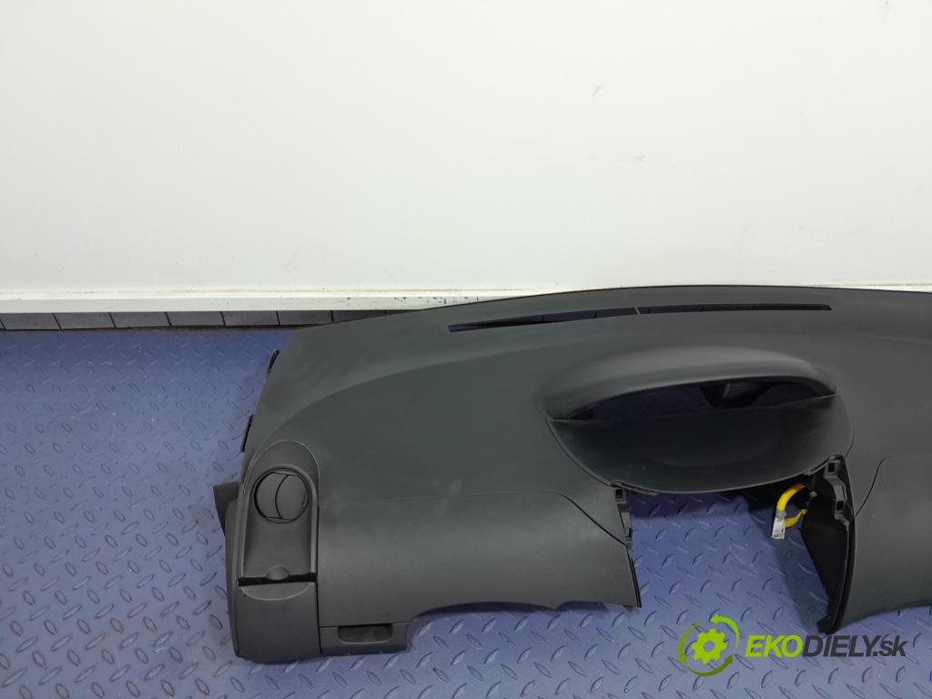 Toyota Yaris 2010 kokpit,pristrojová doska 01