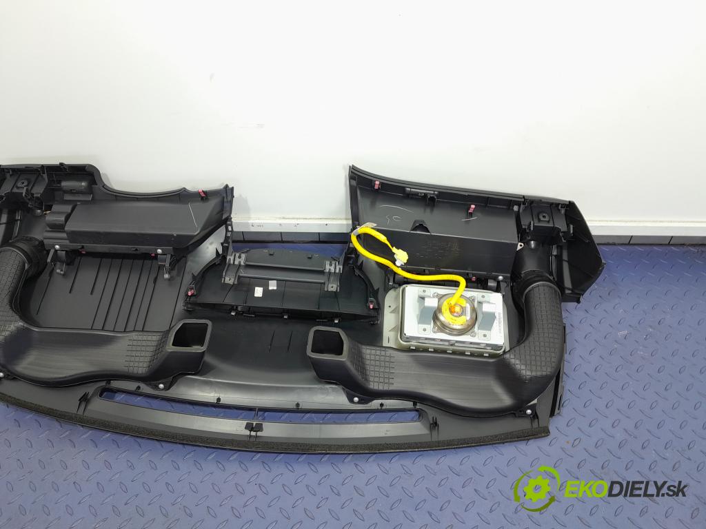 Toyota Yaris 2010 kokpit,pristrojová doska 01
