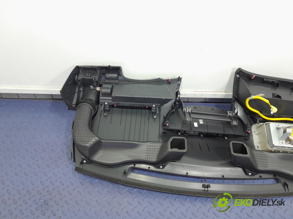 Toyota Yaris 2010 kokpit,pristrojová doska 01