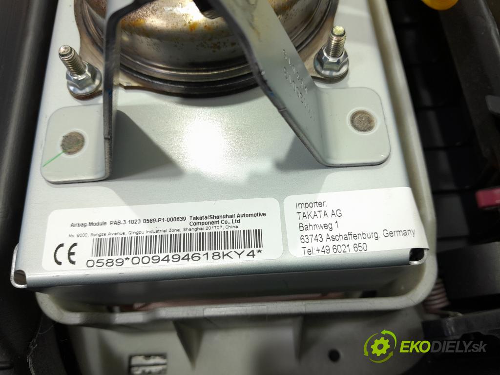 Toyota Yaris 2010 kokpit,pristrojová doska 01