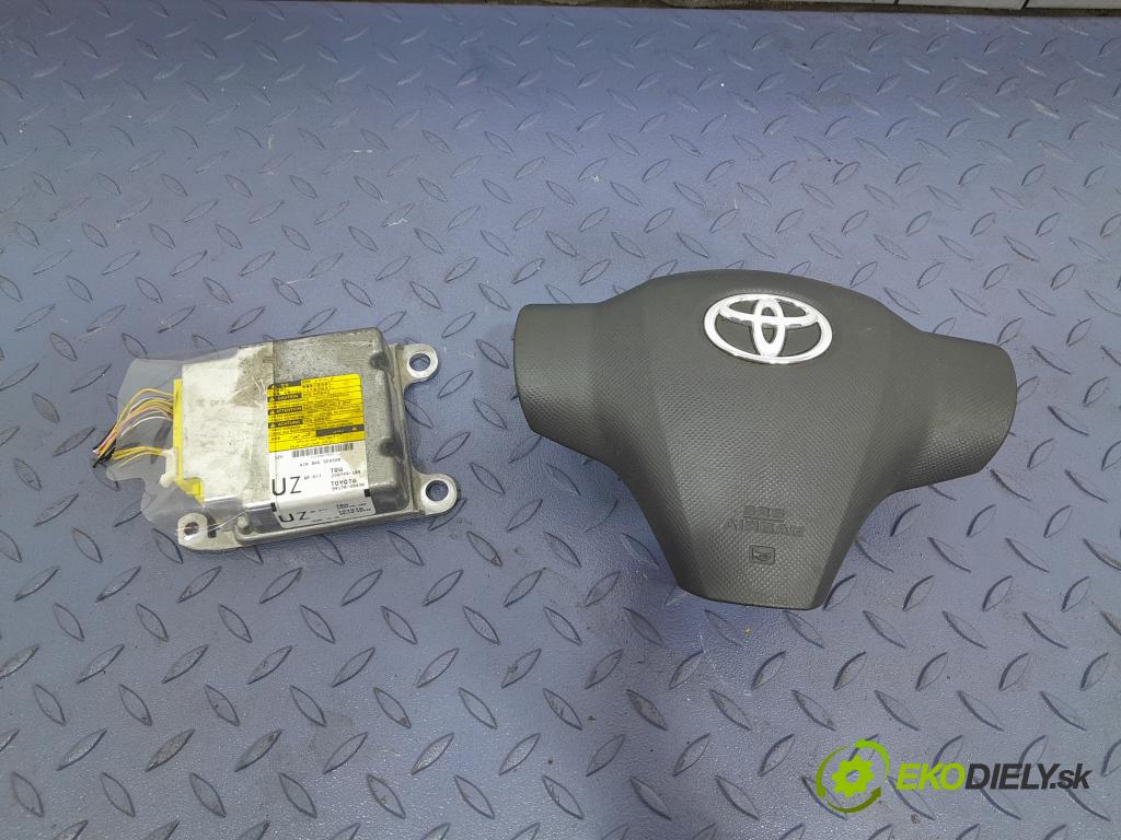 Toyota Yaris 2010 kokpit,pristrojová doska 01