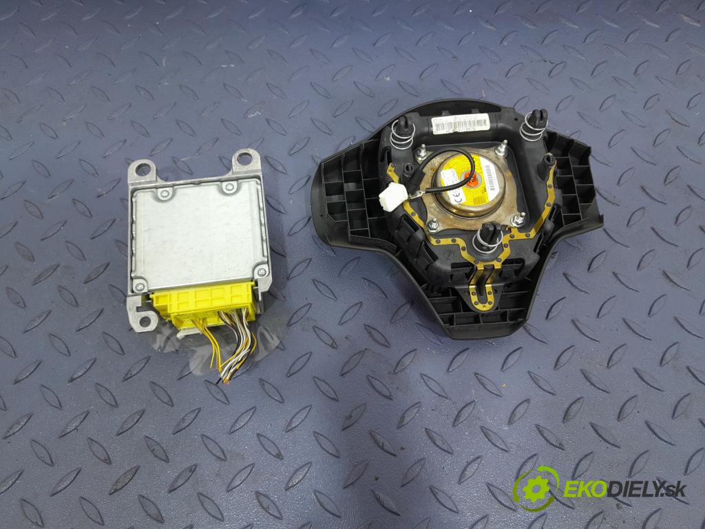 Toyota Yaris 2010 kokpit,pristrojová doska 01