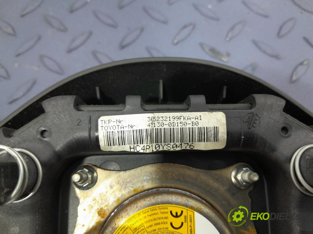 Toyota Yaris 2010 kokpit,pristrojová doska 01