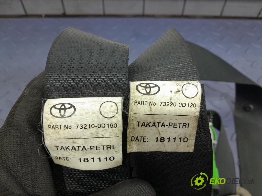 Toyota Yaris 2010 kokpit,pristrojová doska 01