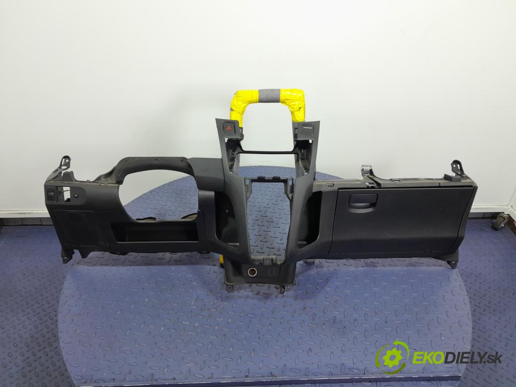 Toyota Yaris 2010 kokpit,pristrojová doska 01