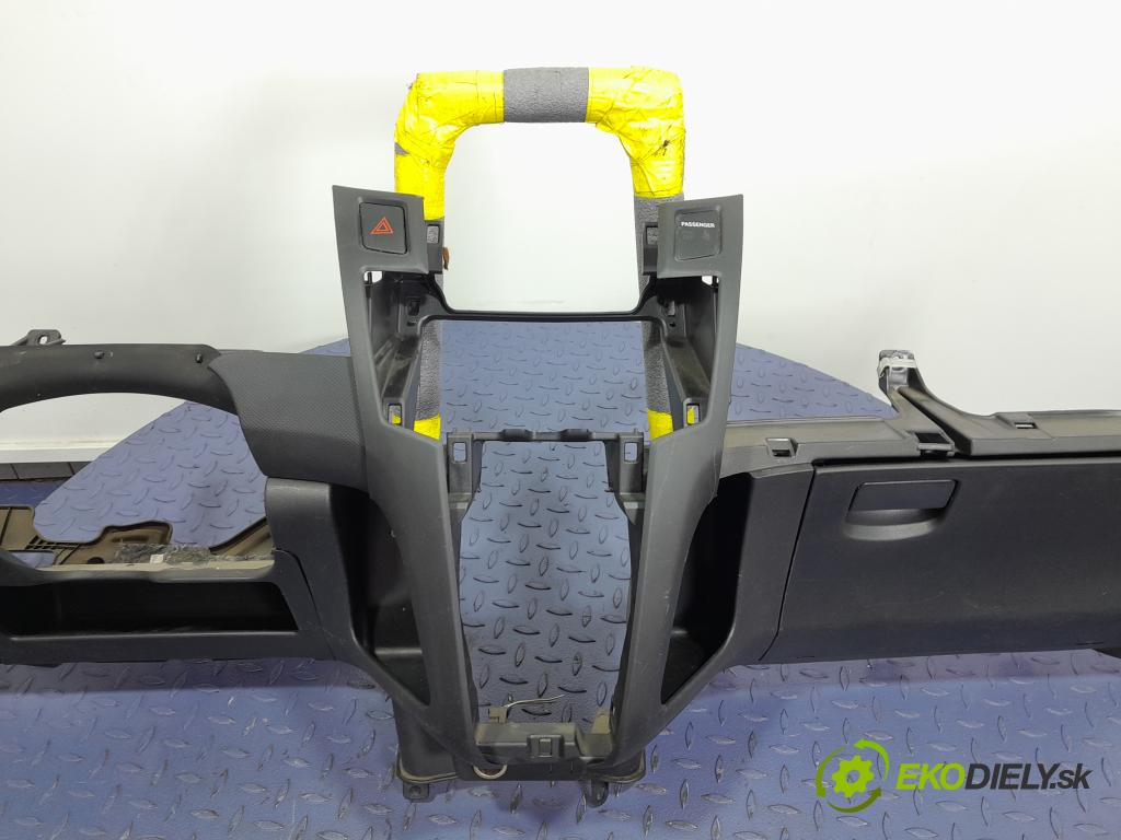 Toyota Yaris 2010 kokpit,pristrojová doska 01