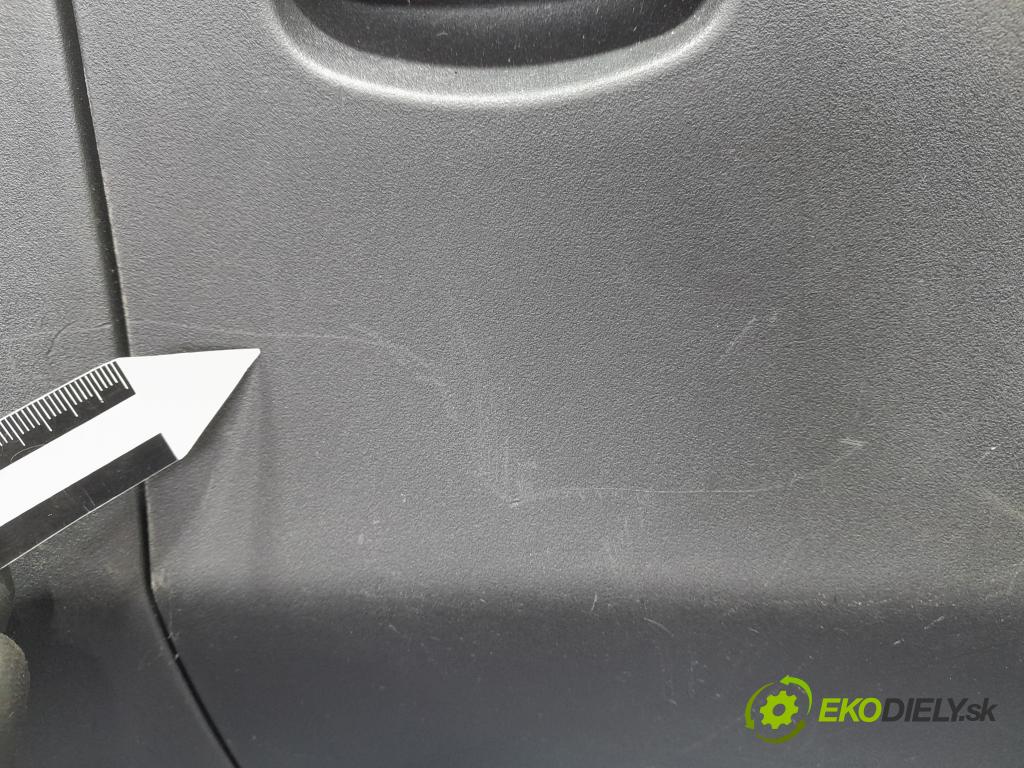 Toyota Yaris 2010 kokpit,pristrojová doska 01