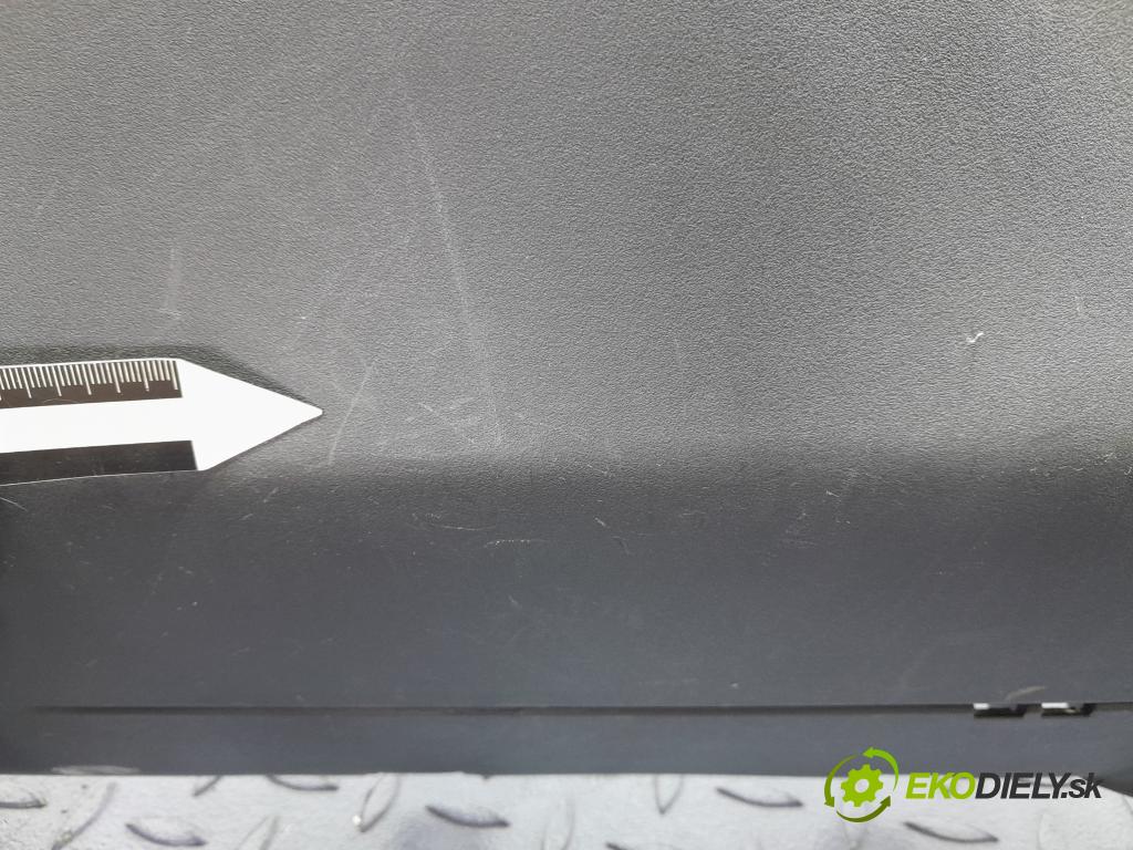 Toyota Yaris 2010 kokpit,pristrojová doska 01
