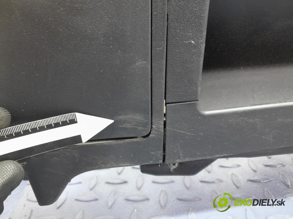Toyota Yaris 2010 kokpit,pristrojová doska 01