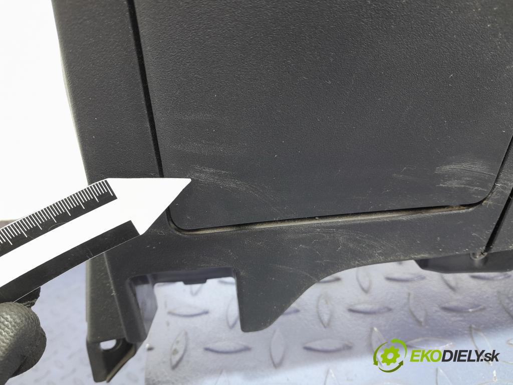 Toyota Yaris 2010 kokpit,pristrojová doska 01