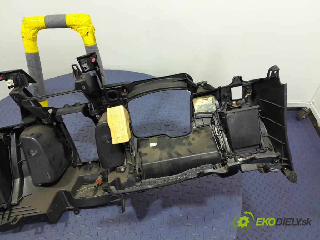 Toyota Yaris 2010 kokpit,pristrojová doska 01