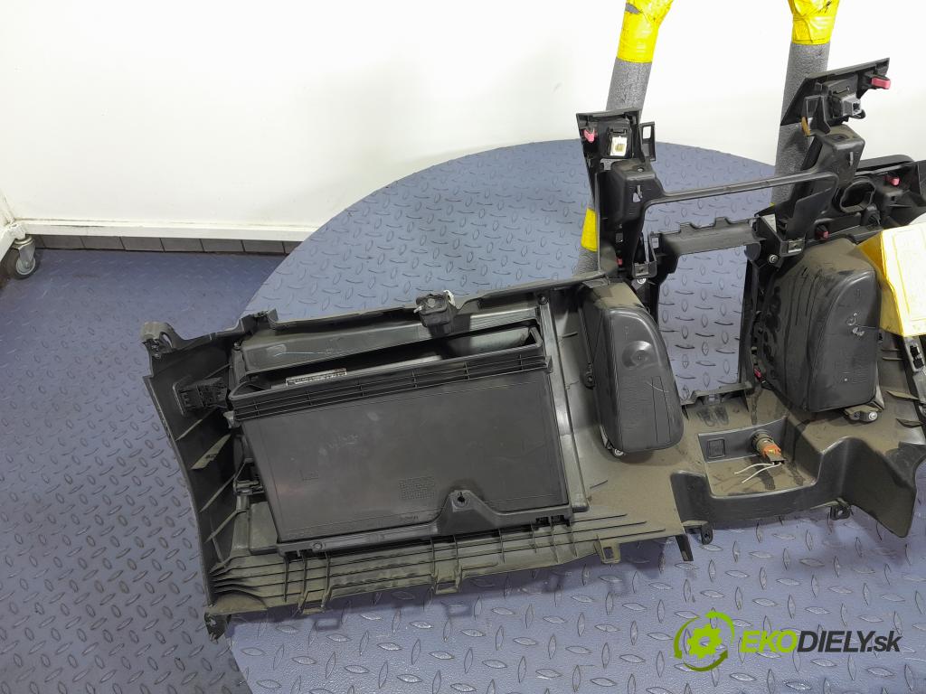 Toyota Yaris 2010 kokpit,pristrojová doska 01