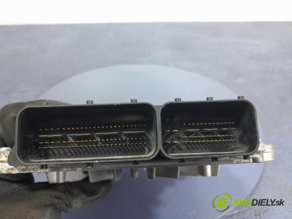Volvo V50 2006 řídící jednotka Motor: 30729826