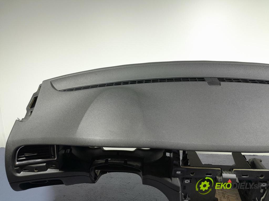 Skoda Superb 2014 kokpit,pristrojová doska 01
