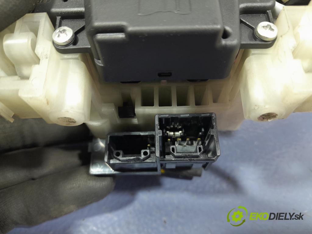 Mitsubishi L200 2006 prepínač Komplex: 8651A134