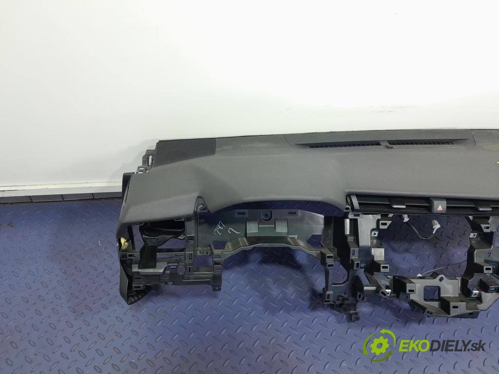 Toyota Camry 2019 kokpit,pristrojová doska 01