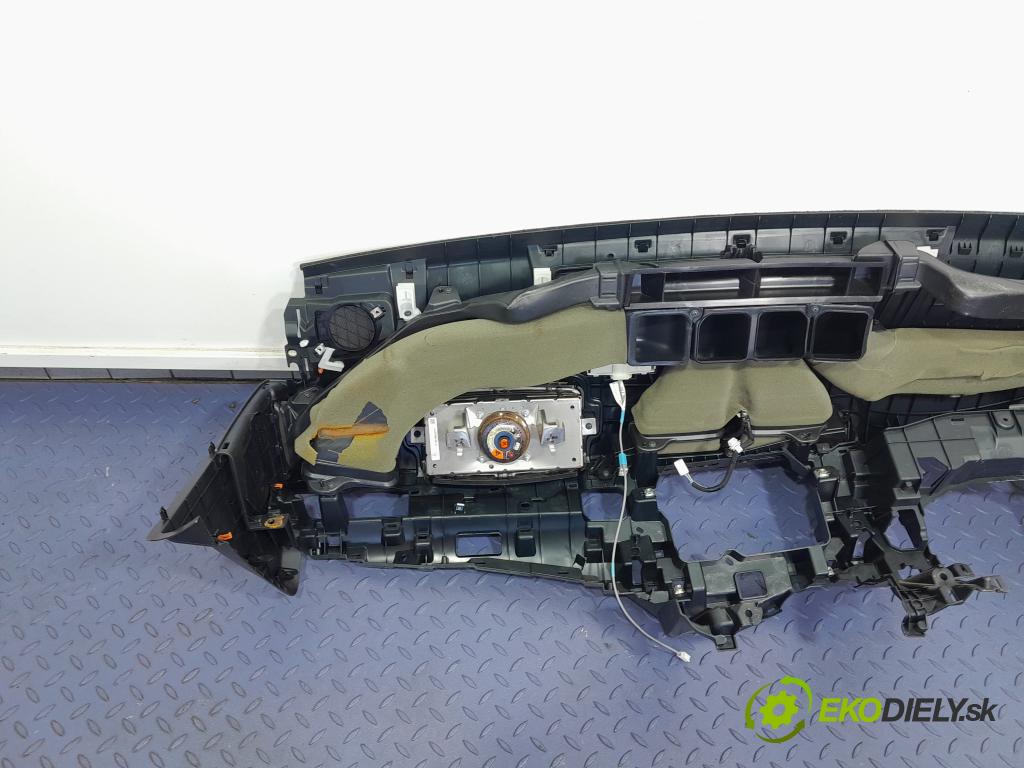 Toyota Camry 2019 kokpit,pristrojová doska 01