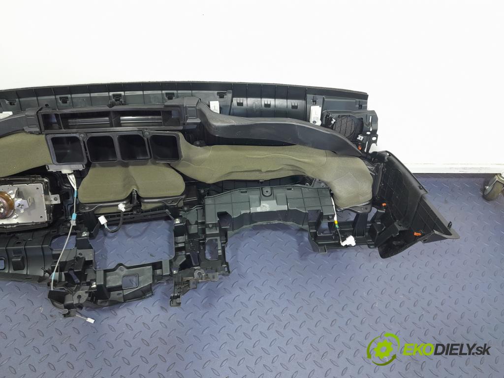 Toyota Camry 2019 kokpit,pristrojová doska 01