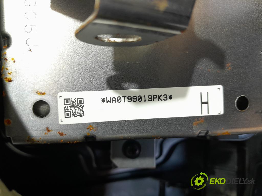 Toyota Camry 2019 kokpit,pristrojová doska 01
