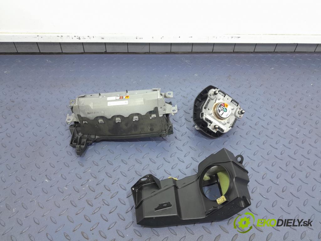Toyota Camry 2019 kokpit,pristrojová doska 01
