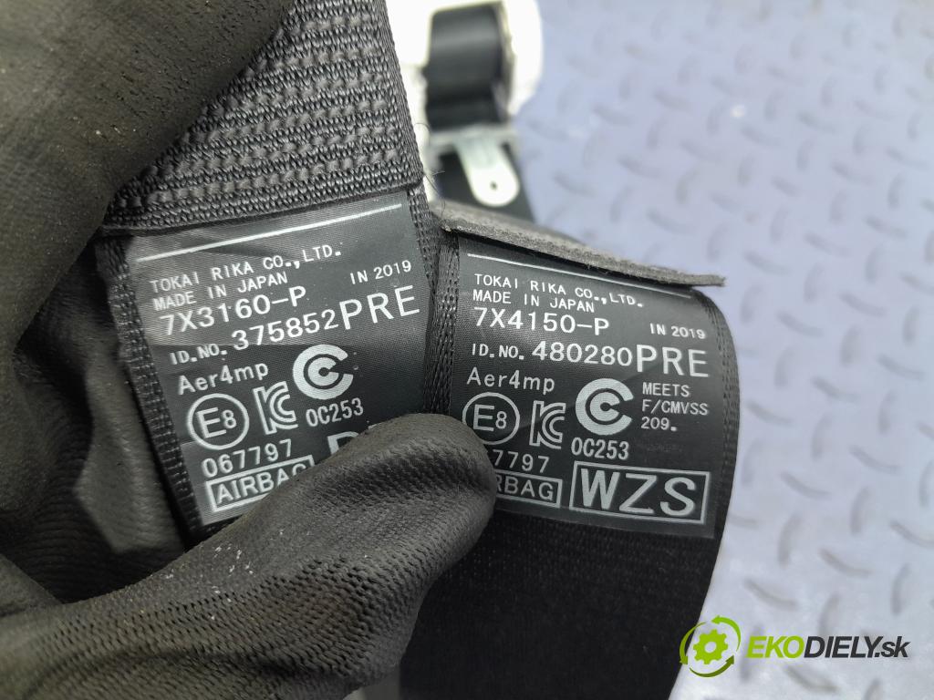 Toyota Camry 2019 kokpit,pristrojová doska 01