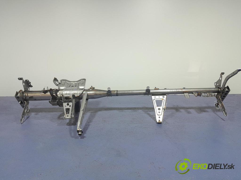 Toyota Camry 2019 kokpit,pristrojová doska 01