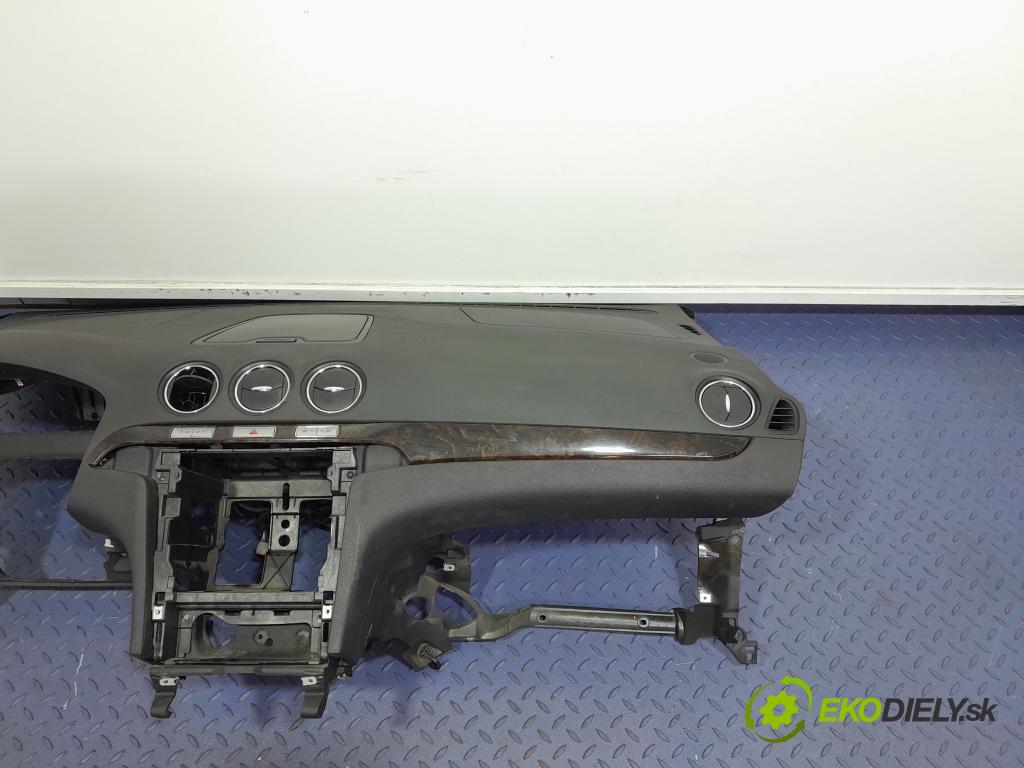 Ford Galaxy 2008 kokpit,pristrojová doska 01