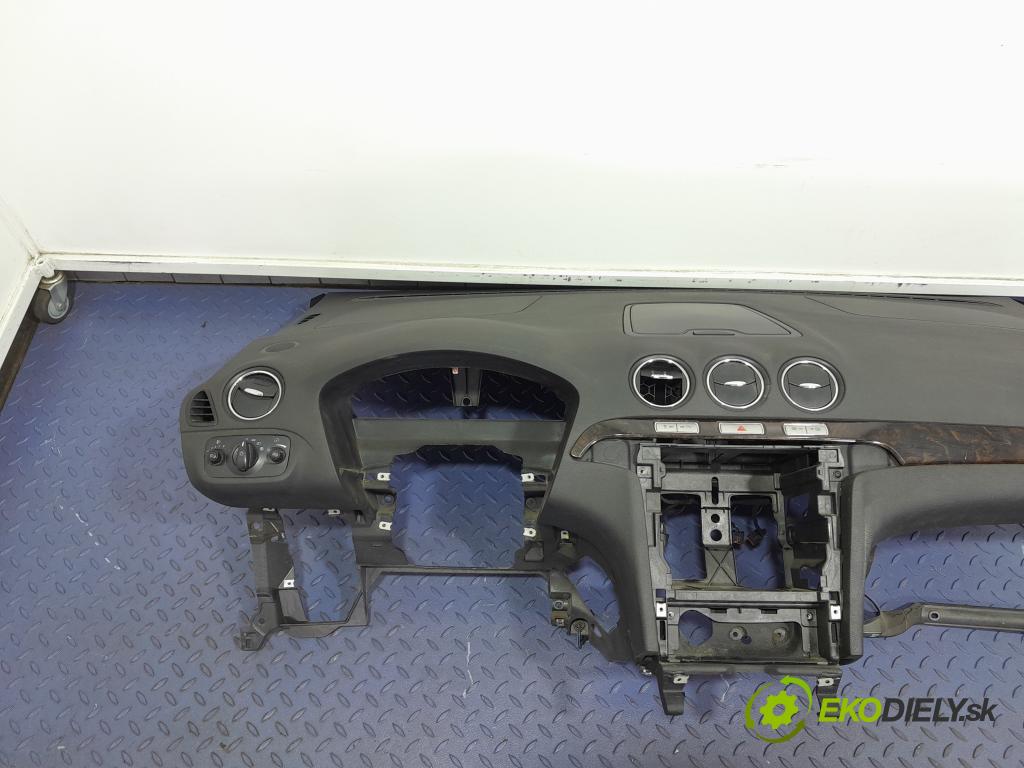 Ford Galaxy 2008 kokpit,pristrojová doska 01