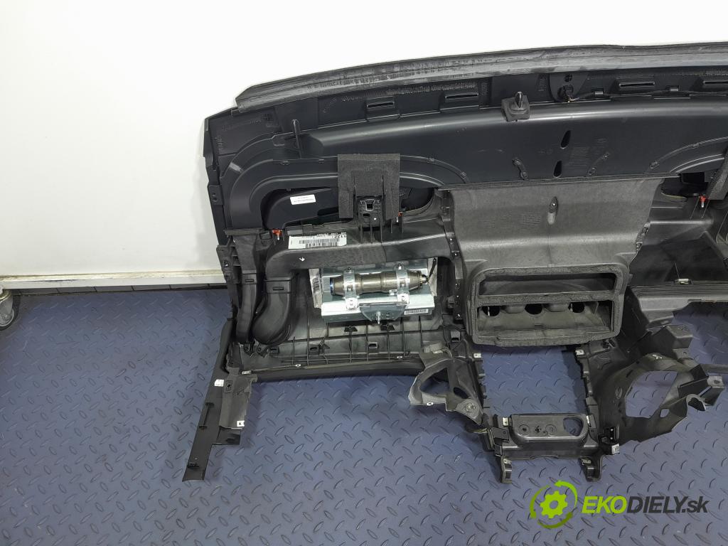 Ford S-max 2013 kokpit,pristrojová doska 01