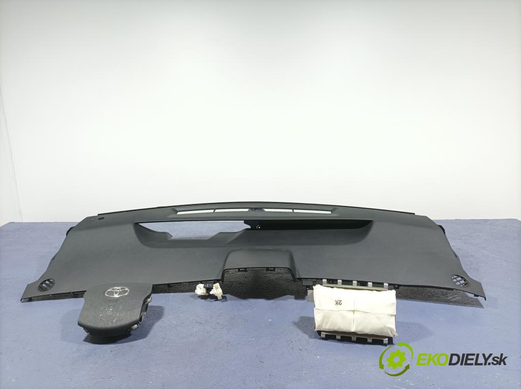 Toyota Prius 2009 kokpit,pristrojová doska 01